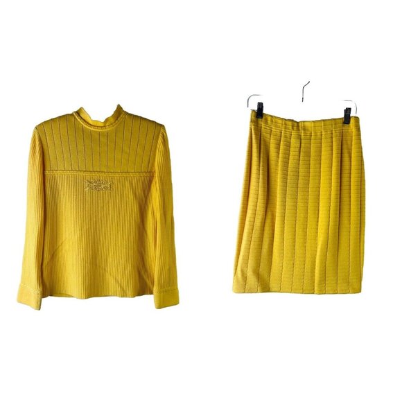 St. John Santana Knit Wool Sweater Skirt Suit 2 Pc Yellow